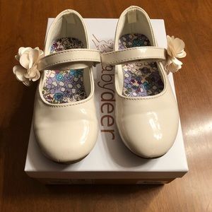 Ivory patton leather dress shoe with flower Size 9